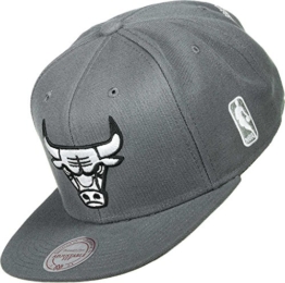 Mitchell & Ness Herren Caps / Snapback Cap Black And White Team Base Chicago Bulls grau one size -